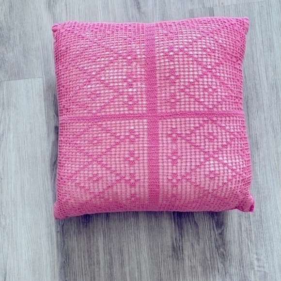 Vintage retro 2 tone pink crochet knit decorative pillow.  16”x16”. - Picture 4 of 4